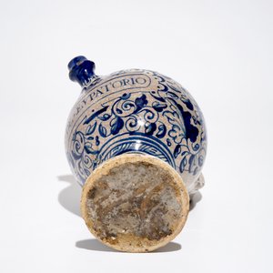 Een blauwwitte siroopkan met "A foglie" decor in Antwerpse majolica, 16e eeuw — foto 7