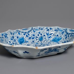 Een blauwwitte slakom met chinoiserie decor van lotus slingers, 18e eeuw — foto 3