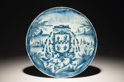 Een blauwwitte tazza met wapendecor, Savona, Italië, 17/18e eeuw