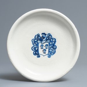 Een blauwwitte tazza met wapenschild in Italiaanse majolica, 18e eeuw — foto 1