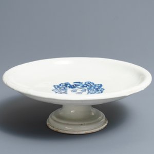 Een blauwwitte tazza met wapenschild in Italiaanse majolica, 18e eeuw — foto 2