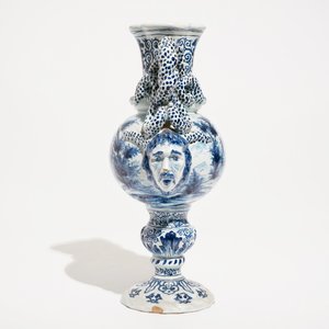 Een blauwwitte twee-orige vaas met een galante scène in Delftse stijl, Frankrijk, 19e eeuw — foto 4