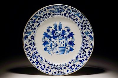Een blauwwitte wapenschotel met grotesken, atelier Verstraeten, Haarlem, 1650-1660