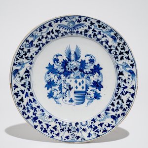Een blauwwitte wapenschotel met grotesken, atelier Verstraeten, Haarlem, 1650-1660 — foto 2