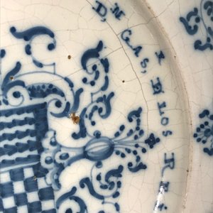 Een blauwwitte wapenschotel met inscriptie, Talavera, Spanje, 18e eeuw — foto 7
