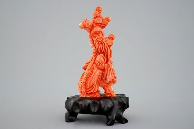 Een bloedkoralen figuur van Shou Lao op houten sokkeltje, 19/20e eeuw