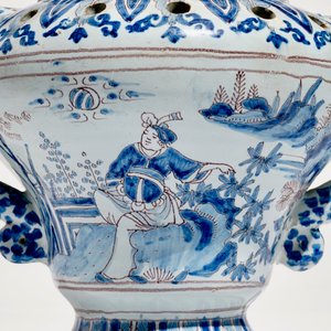 Een bloemenhouder in blauwwit en mangaan met chinoiseriedecor, Nevers, Frankrijk, 17e eeuw — foto 8