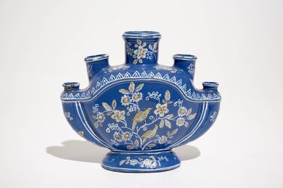 Een bloemenvaas in Franse faïence met "bleu persan" fondkleur, Never, 17/18e eeuw
