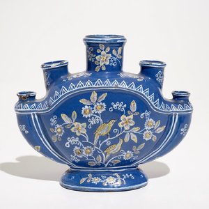 Een bloemenvaas in Franse faïence met "bleu persan" fondkleur, Never, 17/18e eeuw — foto 1