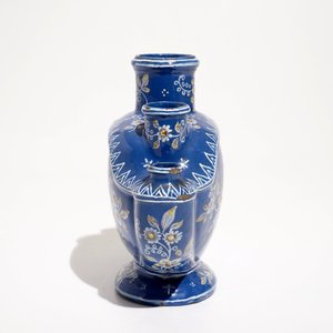 Een bloemenvaas in Franse faïence met "bleu persan" fondkleur, Never, 17/18e eeuw — foto 2