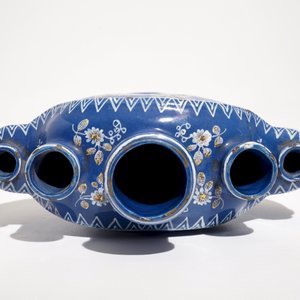 Een bloemenvaas in Franse faïence met "bleu persan" fondkleur, Never, 17/18e eeuw — foto 5