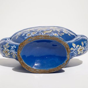 Een bloemenvaas in Franse faïence met "bleu persan" fondkleur, Never, 17/18e eeuw — foto 6