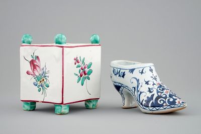 Een bloempotje in faïence de l’Est en een schoentje uit Rouen, 18/19e eeuw