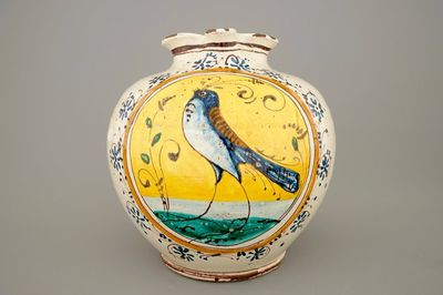Een bolle kan in Italiaanse majolica, 18/19e eeuw