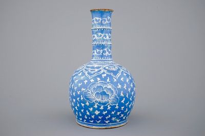 Een bolvaas met blauwe fond in Perzische stijl, mog. Frankrijk, 18/19e eeuw