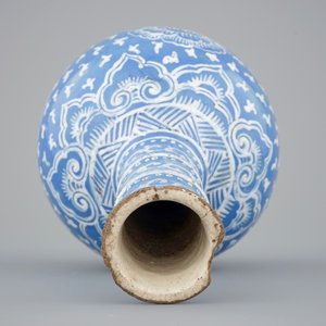 Een bolvaas met blauwe fond in Perzische stijl, mog. Frankrijk, 18/19e eeuw — foto 5