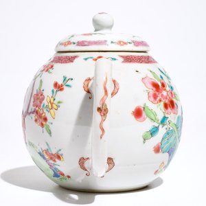 Een bolvormige Chinese famille rose theepot met deksel, Yongzheng — foto 4