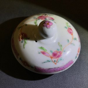 Een bolvormige Chinese famille rose theepot met deksel, Yongzheng — foto 8