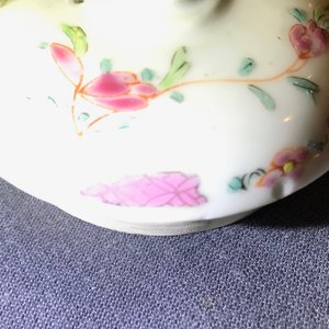 Een bolvormige Chinese famille rose theepot met deksel, Yongzheng — foto 9