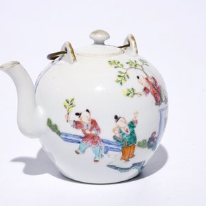 Een bolvormige Chinese famille rose theepot met spelende jongens, 19e eeuw — foto 1