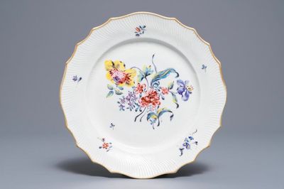 Een bord in Doorniks porselein met floraal decor, 18e eeuw