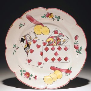Een bord in Franse faïence met decor van speelkaarten, mog. Ferrat, Moustiers, of Nevers, 18e eeuw — foto 1