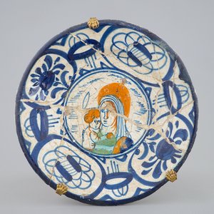 Een bord in Haarlemse majolica met Madonna met kind, vroeg 17e eeuw — foto 1