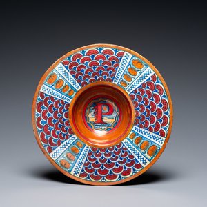 Een bord met de letter P in Italiaanse majolica met lusterglazuur, Gubio, atelier Maestro Giorgio, 1e kwart 16e eeuw — foto 1