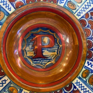 Een bord met de letter P in Italiaanse majolica met lusterglazuur, Gubio, atelier Maestro Giorgio, 1e kwart 16e eeuw — foto 5