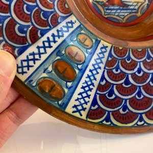 Een bord met de letter P in Italiaanse majolica met lusterglazuur, Gubio, atelier Maestro Giorgio, 1e kwart 16e eeuw — foto 6