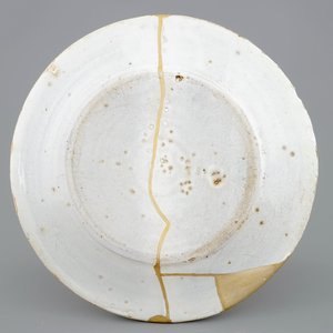 Een bordje in wit Delfts met kintsugi-stijl herstelling, 17e eeuw — foto 2