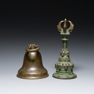 Een bronzen bel en een ceremoniële handbel, Zuid-Azië en Zuidoost-Azië, 19e eeuw of eerder — foto 4