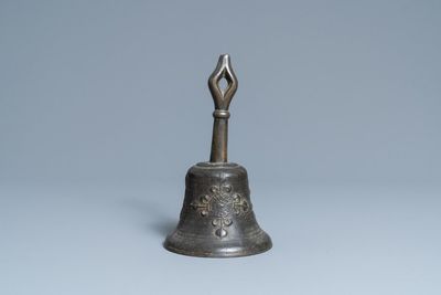 Een bronzen bel met reliëfdecor van Franse lelies en een IHS medaillon, Frankrijk, 16e eeuw