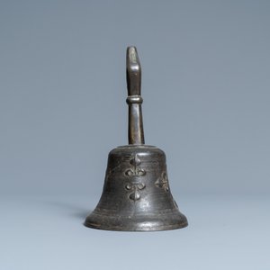 Een bronzen bel met reliëfdecor van Franse lelies en een IHS medaillon, Frankrijk, 16e eeuw — foto 3