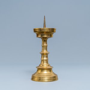 Een bronzen kandelaar, Vlaanderen, 15/16e eeuw — foto 2