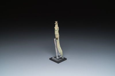 Een bronzen Khmer dolk, Cambodja, wellicht Angkor periode, 12e eeuw
