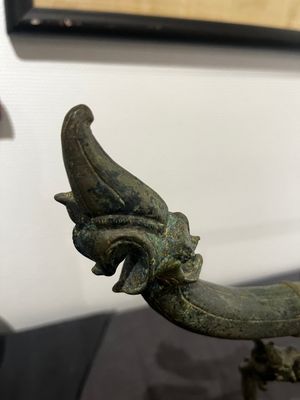 Een bronzen Khmer draagstoel-element, Cambodja of Thailand, wellicht Angkor periode, 13e eeuw — foto 4
