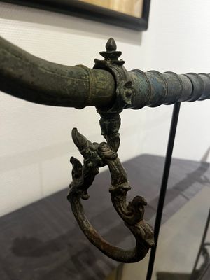 Een bronzen Khmer draagstoel-element, Cambodja of Thailand, wellicht Angkor periode, 13e eeuw — foto 5