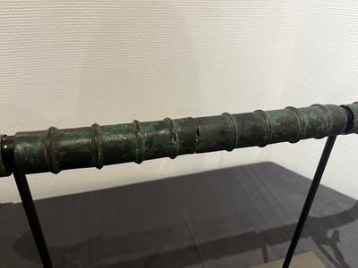Een bronzen Khmer draagstoel-element, Cambodja of Thailand, wellicht Angkor periode, 13e eeuw — foto 8