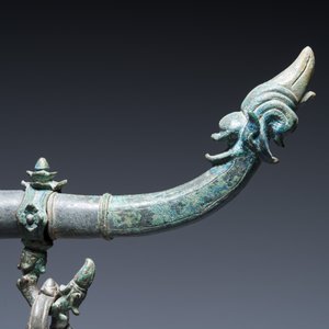 Een bronzen Khmer draagstoel-element, Cambodja of Thailand, wellicht Angkor periode, 13e eeuw — foto 6