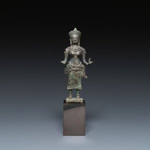 Een bronzen Khmer sculptuur van de godin Lakshmi, Cambodja, Angkor periode, 12e eeuw — foto 1