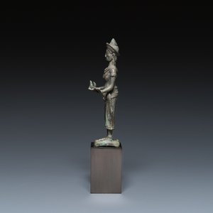 Een bronzen Khmer sculptuur van de godin Lakshmi, Cambodja, Angkor periode, 12e eeuw — foto 4