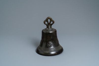 Een bronzen klok met reliëfdecor van heiligen, Noord-Frankrijk, 16e eeuw
