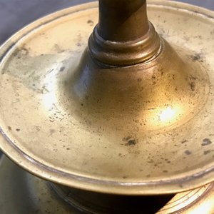Een bronzen knoopkandelaar en een kraagkandelaar, de Lage Landen, 15/16e eeuw — foto 10