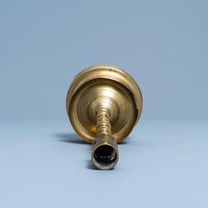 Een bronzen knoopkandelaar, Vlaanderen of Nederland, 15e eeuw — foto 5
