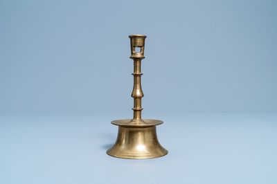 Een bronzen knoopkandelaar, Vlaanderen of Nederland, 16e eeuw