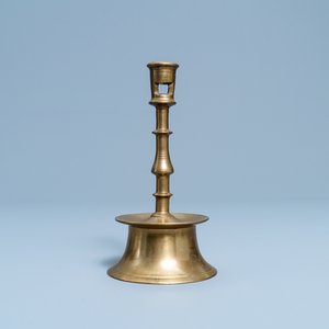Een bronzen knoopkandelaar, Vlaanderen of Nederland, 16e eeuw — foto 1