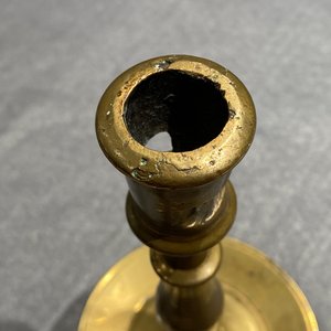 Een bronzen knoopkandelaar, Vlaanderen of Nederland, 16e eeuw — foto 11