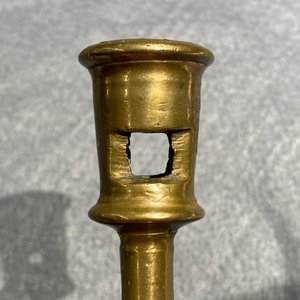 Een bronzen knoopkandelaar, Vlaanderen of Nederland, 16e eeuw — foto 12
