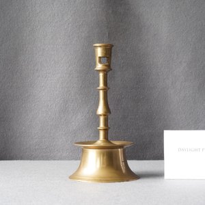 Een bronzen knoopkandelaar, Vlaanderen of Nederland, 16e eeuw — foto 8